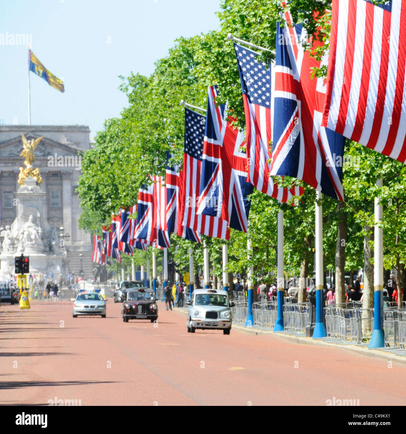 Amerikanische Flagge & Union Jack Linie Länge der Mall & Royal Standard über der Buckingham Palace State Presidential Visit Street Szene London England Großbritannien Stockfoto