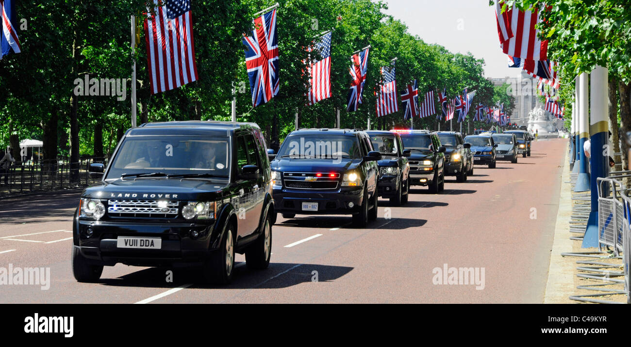 Präsidentenmotorkade der britischen und US-Sicherheitskräfte in der Mall während US-Präsident Obama Staatsbesuch Union Jack Flagge Amerikanische Flaggen London England Großbritannien Stockfoto