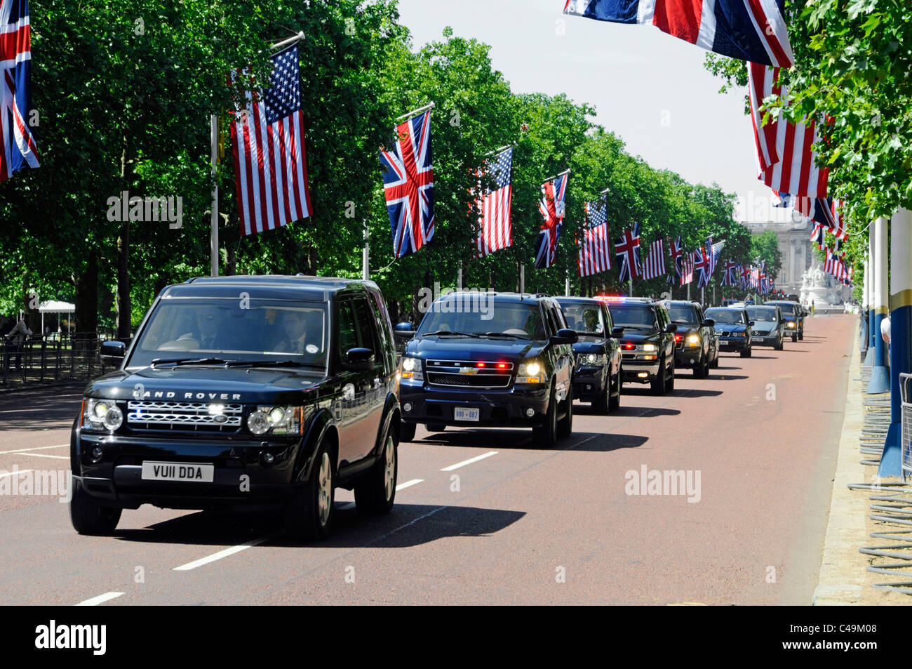 Präsidentenmotorkade der britischen und US-Sicherheitskräfte in der Mall während US-Präsident Obama Staatsbesuch Union Jack Flagge Amerikanische Flaggen London England Großbritannien Stockfoto