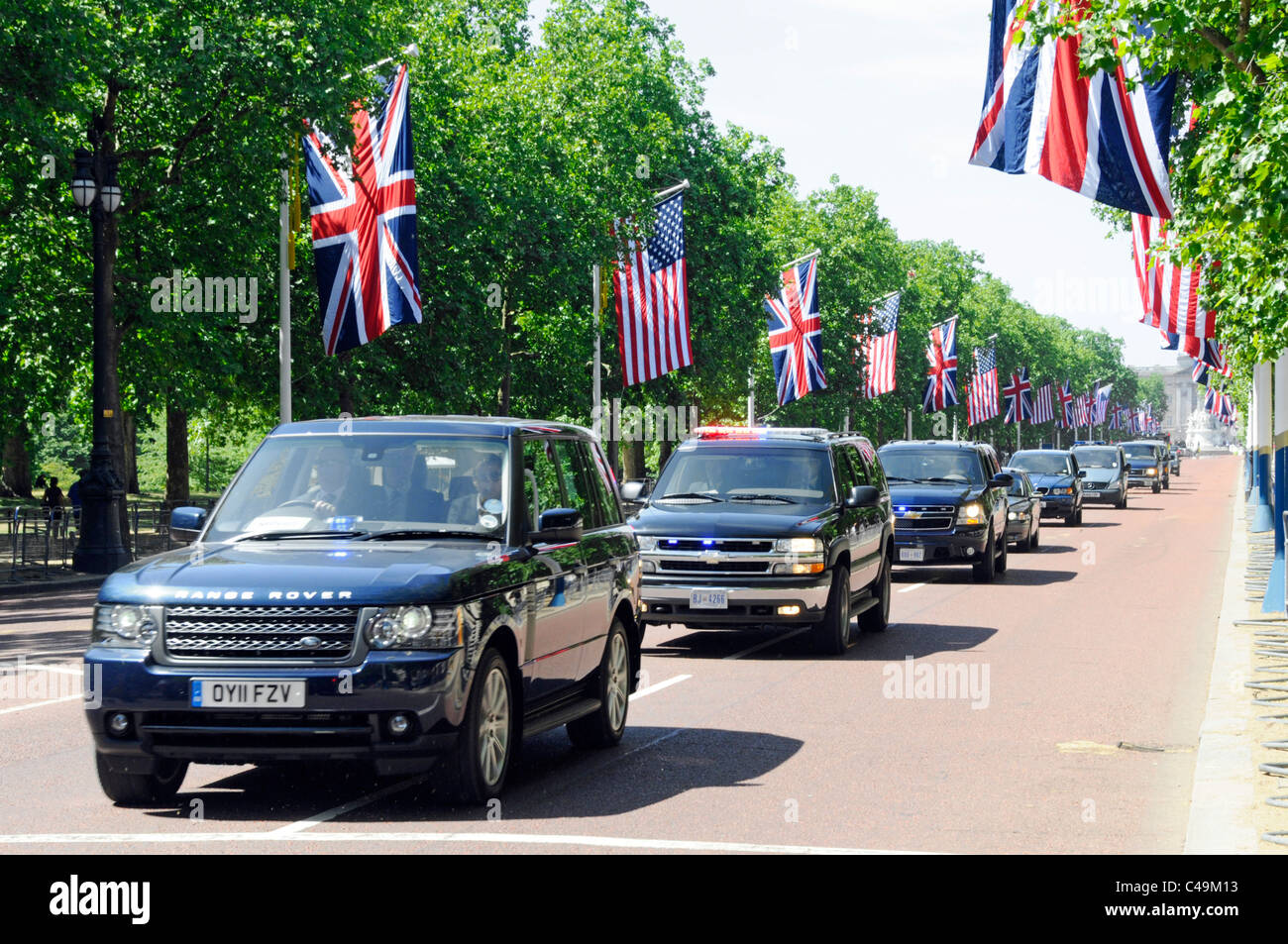 Präsidentenmotorkade der britischen und US-Sicherheitskräfte in der Mall während US-Präsident Obama Staatsbesuch Union Jack Flagge Amerikanische Flaggen London England Großbritannien Stockfoto