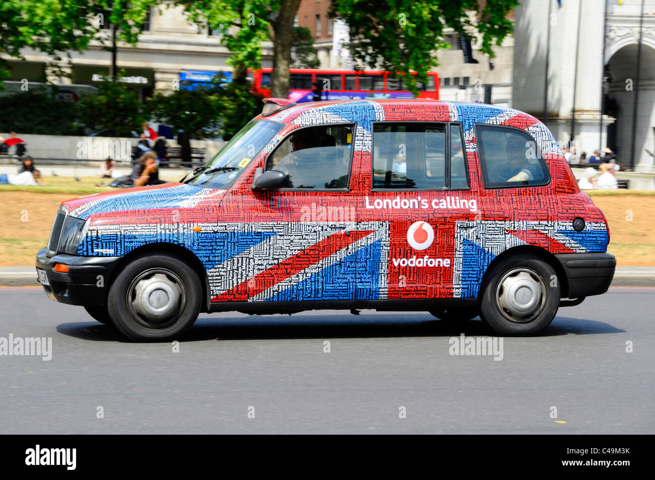 Nahaufnahme schwarz Taxi Taxi vorübergehend bedeckt ungewöhnliche Vodafone London Calling Union Jack Flagge & Text Tag Wort Wolke Werbegrafik England UK Stockfoto