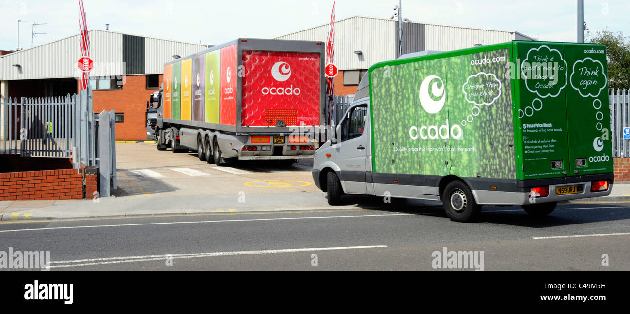 Ocado Lieferwagen Ankunft im Depot, gefolgt von seiner Rückkehr Lieferwagen Stockfoto