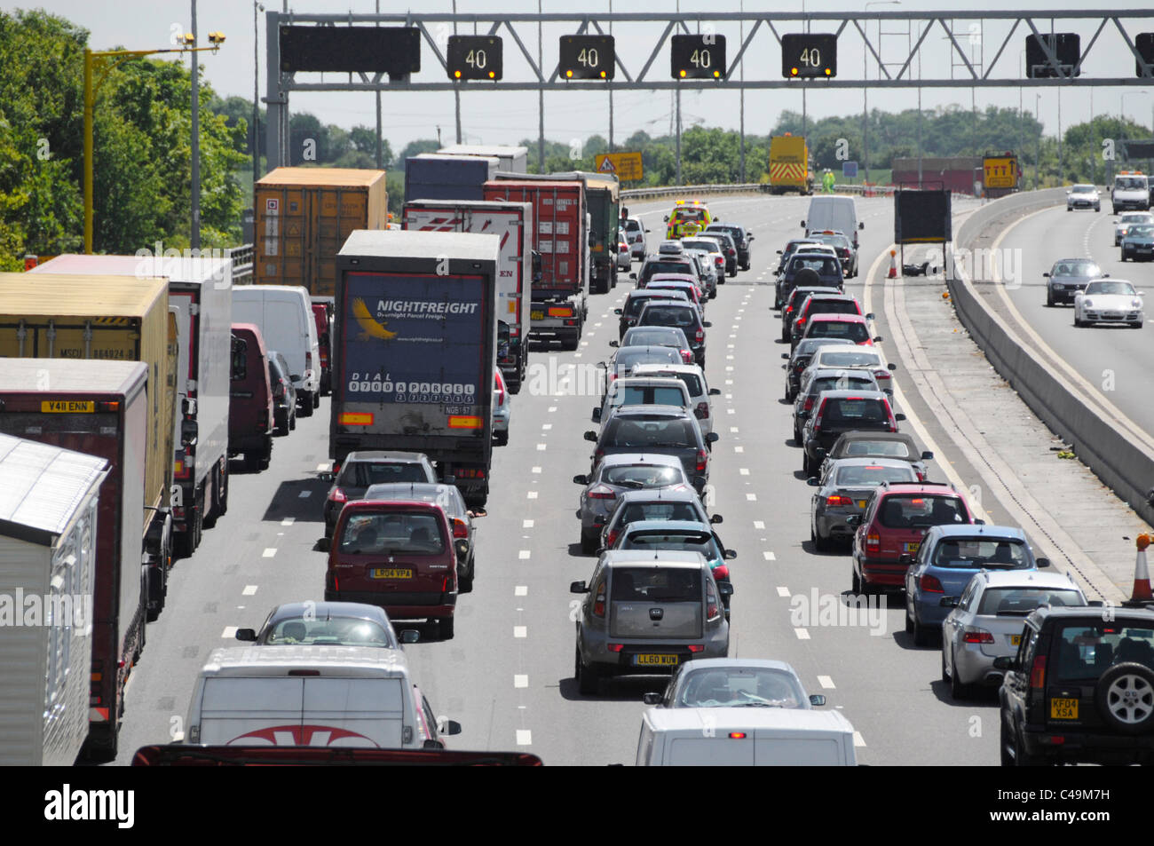 M25 Autobahn Gantry Zeichen setzen bei 40 km/h mit dem Verkehr in der Tat stationär für Notfall Straßenarbeiten Stockfoto