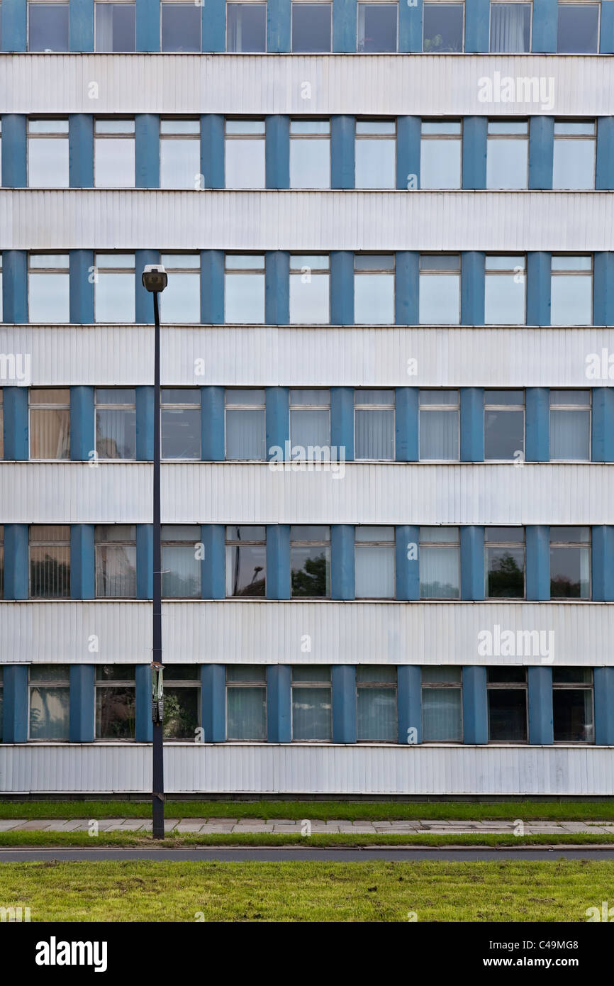 Laterne vor eine alte hässliche DDR vorgefertigte Gebäude in Dresden, Deutschland Stockfoto