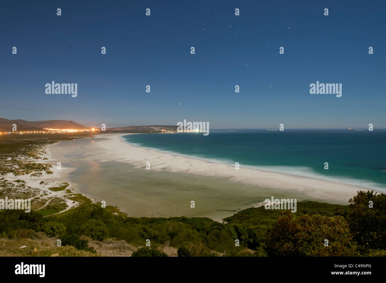 Nächtliche, Mondschein Ansicht von Noordhoek Beach in Kapstadt, Südafrika. Stockfoto