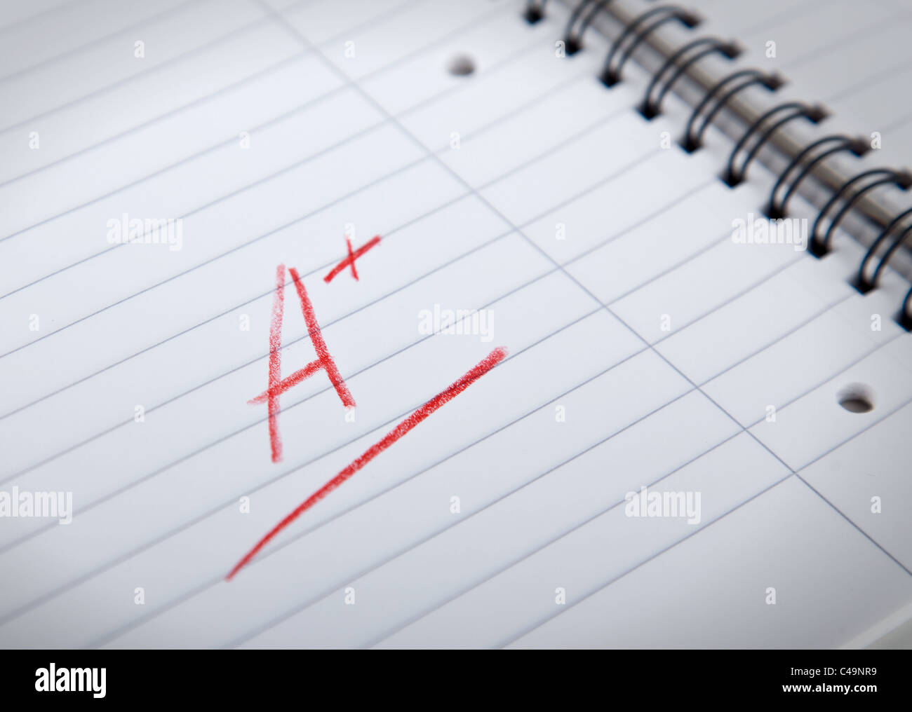 A- plus Grade, geschrieben in roten Buchstaben in einer Spirale Pad, flachen DOF Stockfoto