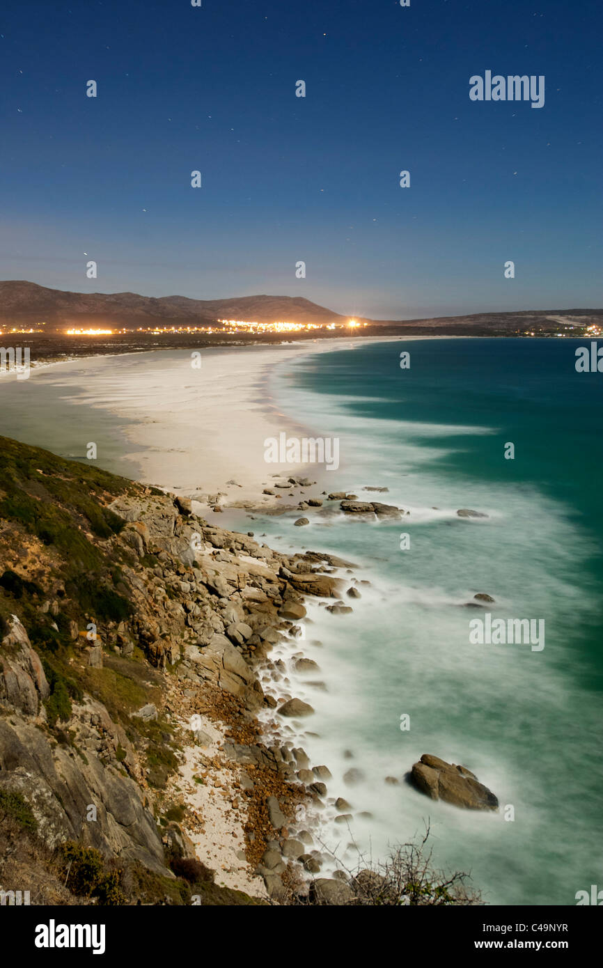 Nächtliche, Mondschein Ansicht von Noordhoek Beach in Kapstadt, Südafrika. Stockfoto