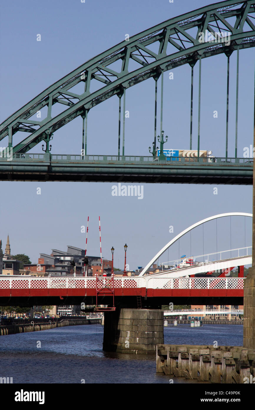 Die Tyne Bridge ist eine durch Bogenbrücke über den Fluss Tyne im Nordosten Englands Stockfoto