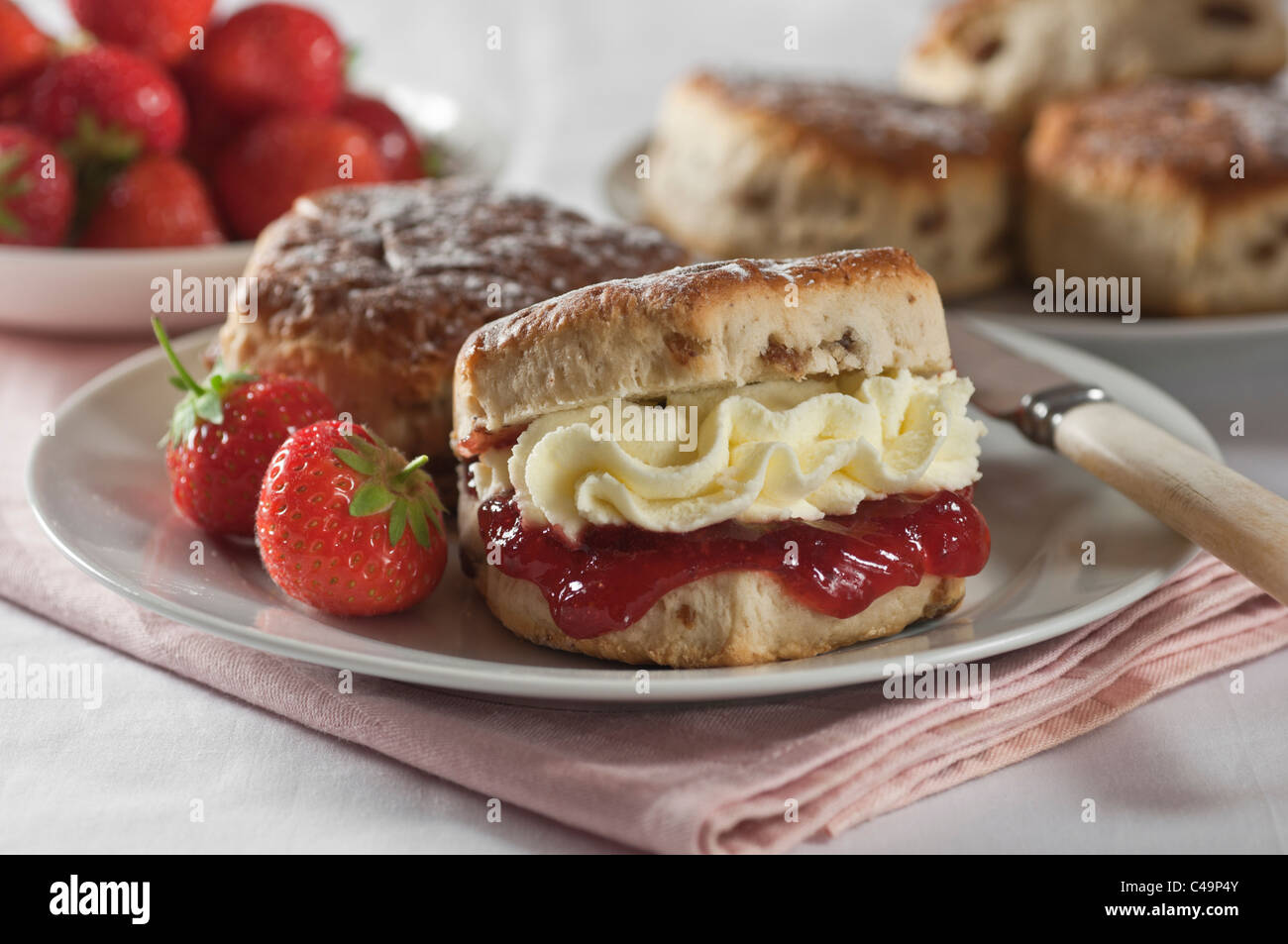 Traditionelle englische Scones mit Erdbeer-Marmelade und Sahne ...