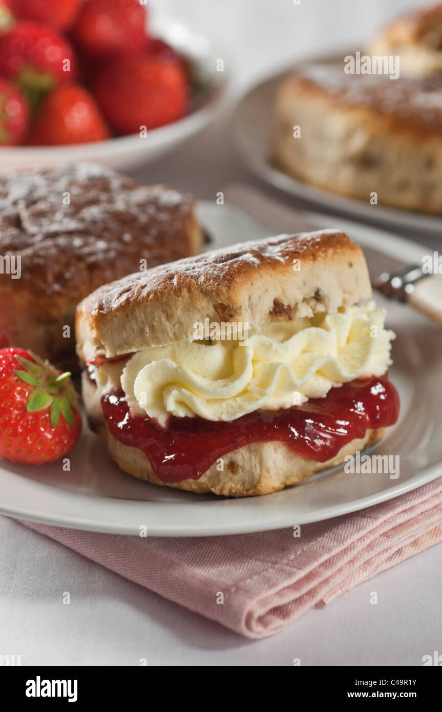 Traditionelle englische Scones mit Erdbeer-Marmelade und Sahne ...