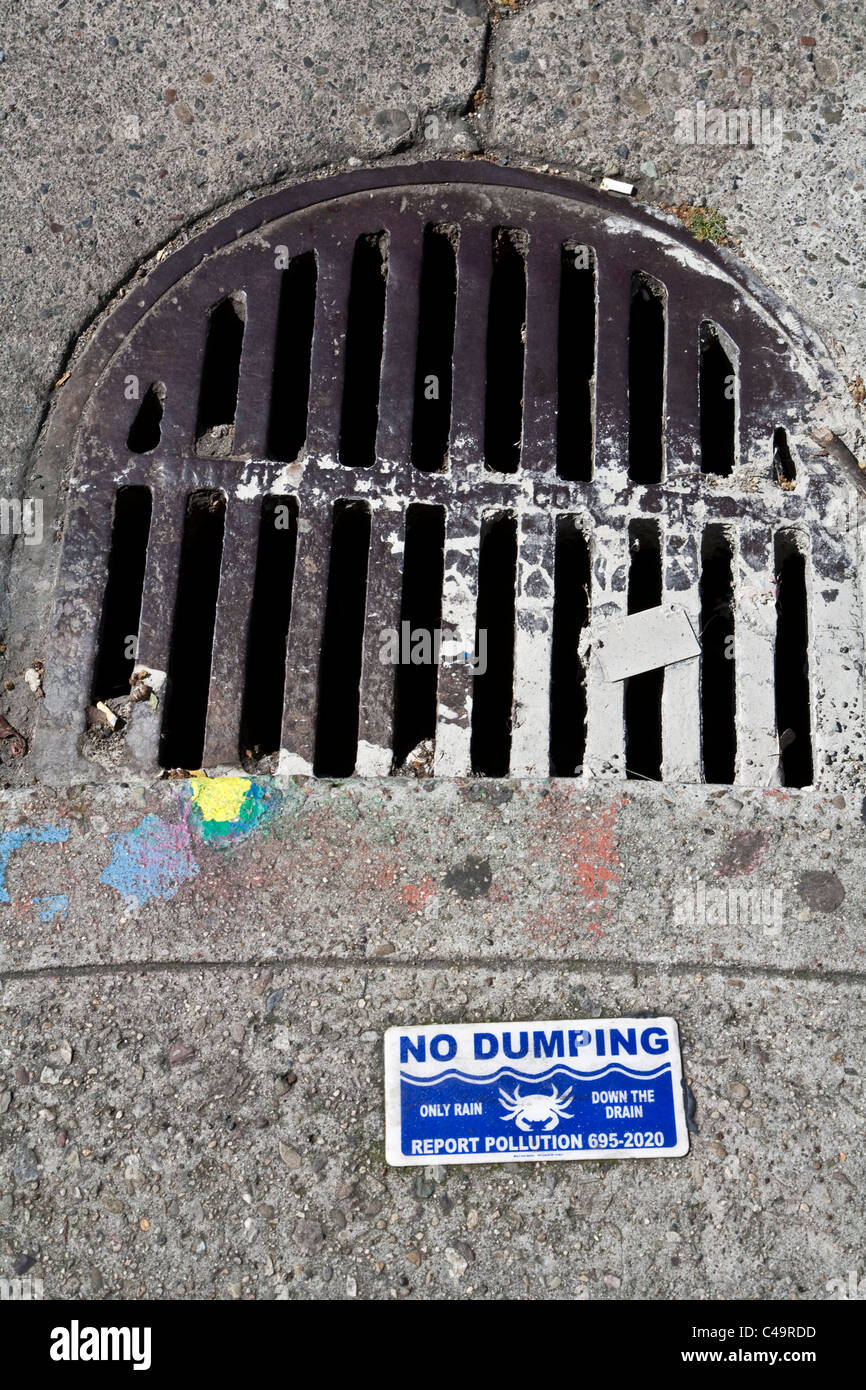 Kein dumping nur Regen den Bach runter anmelden Straße in San Francisco neben Abfluss Abdeckung mit Farbe Spritzer Stockfoto