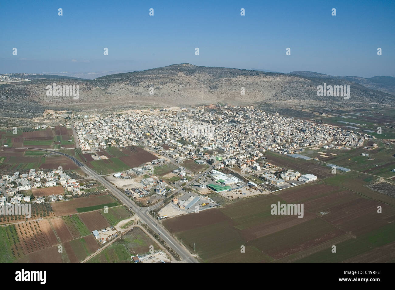 Luftaufnahme des Dorfes Manda in der unteren Galiläa Stockfoto