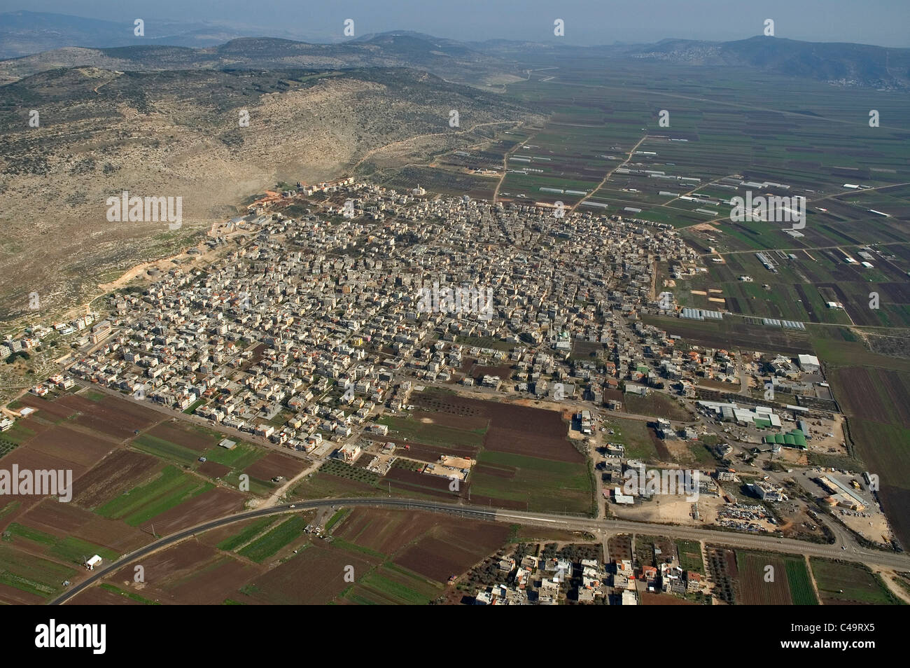 Luftaufnahme des Dorfes Manda in der unteren Galiläa Stockfoto