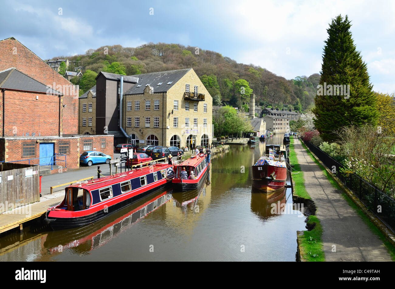 Kanal und Boote Hebden Brücke Lock, Calderdale, West Yorkshire. Stockfoto