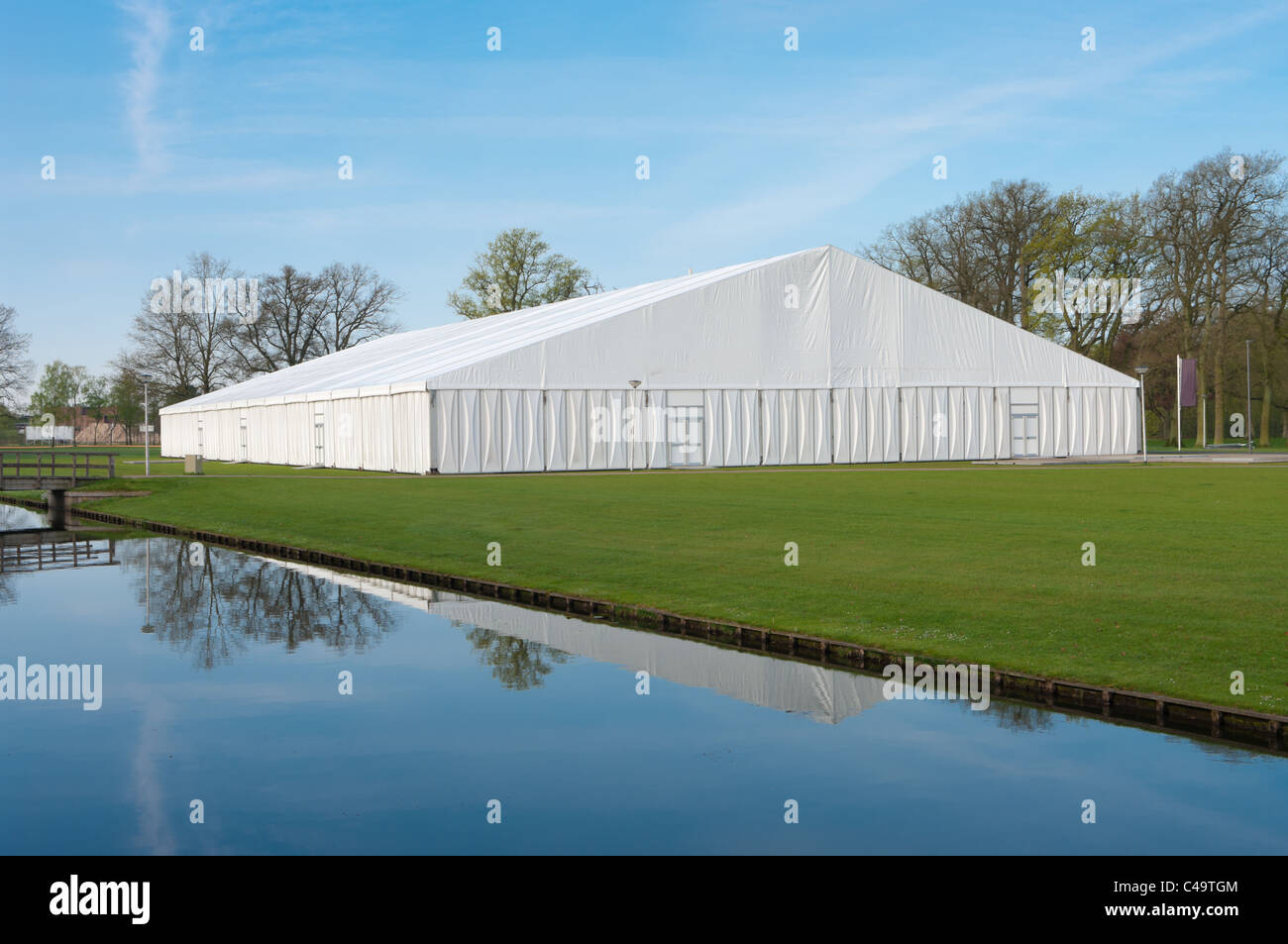 große weiße Event-Zelt auf dem Campus der technischen Universität Enschede, Niederlande Stockfoto