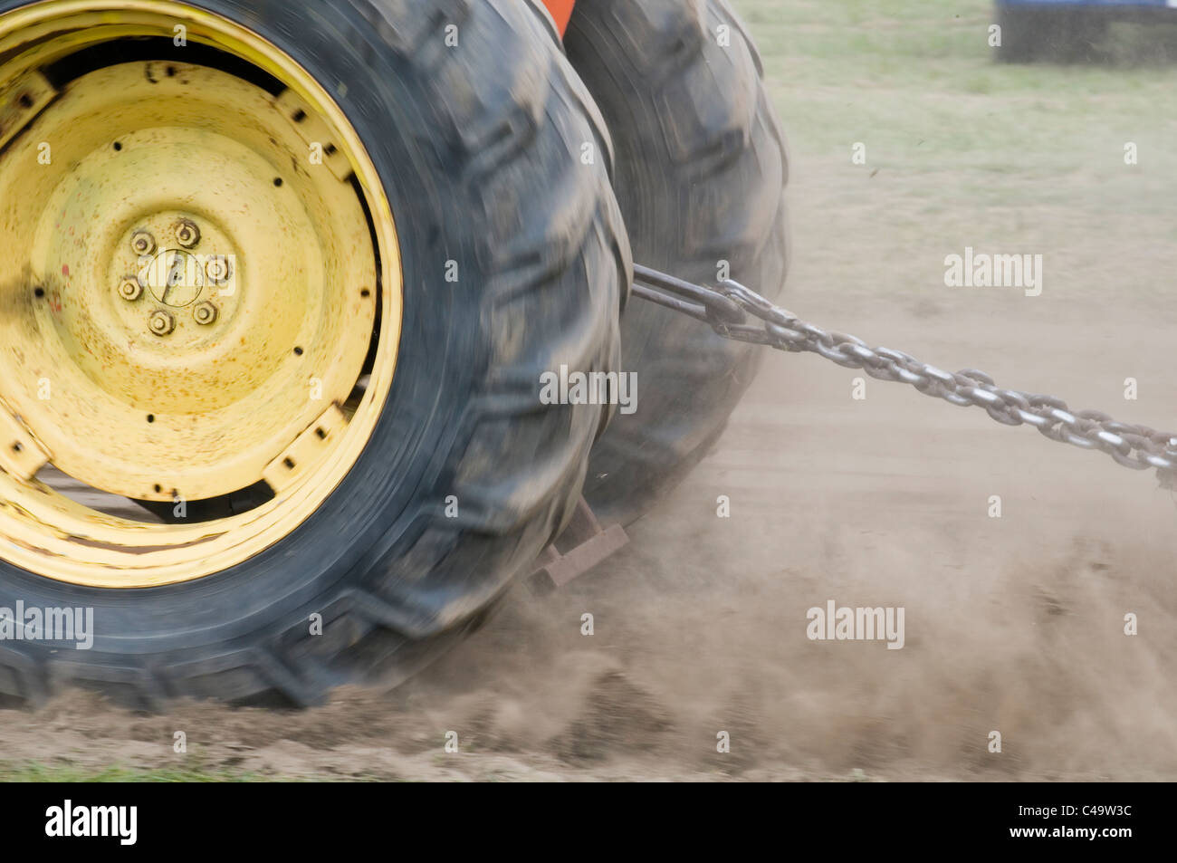 Kette unter Spannung Kraft Kräfte Stretch Traktor pulling Rad Räder Lauffläche Griff ziehen ziehen ziehen ziehen griffige Traktion stra Stockfoto