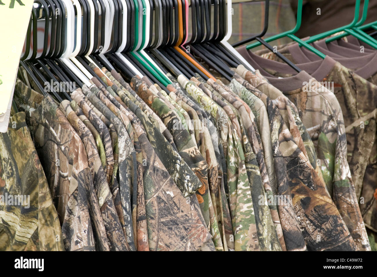 Camo Camouflage getarnt Kleidung Mantel Jacke Jagd Armee einheitliche Uniformen Outfit outfits Stockfoto
