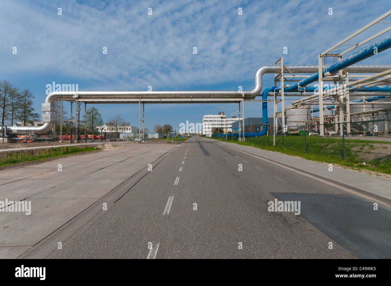 großen Rohrleitungsbau führt über eine Straße zu einer Salz-Procucing-Fabrik in Hengelo, Niederlande Stockfoto