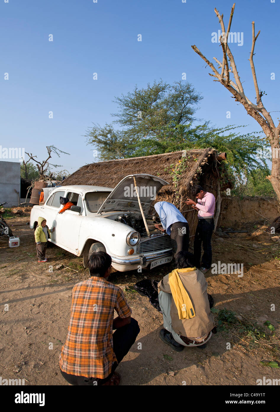 Indische Männer ein altes Botschafter Auto zu reparieren. Pushkar. Rajasthan. Indien Stockfoto