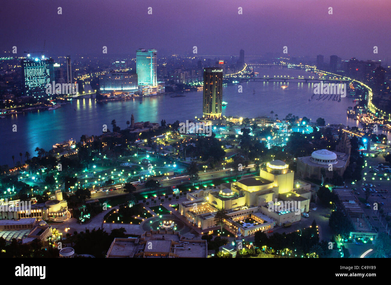 Ägypten, Kairo, Stadt von Nil mit Opernhaus im Vordergrund in der Abenddämmerung Stockfoto