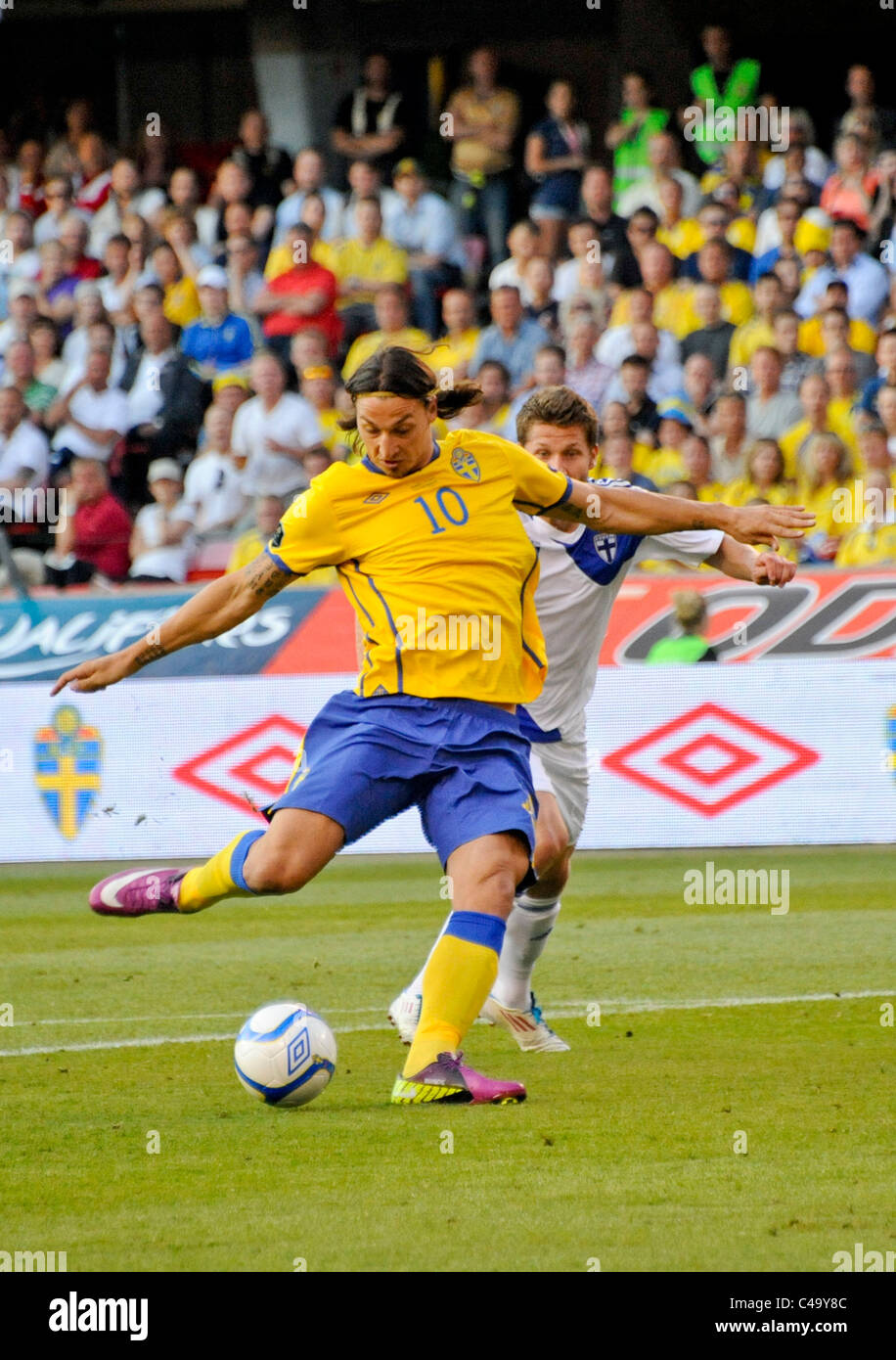 Fußball international Schweden Vs Finnland Zlatan Ibrahimovic SWE mit dem ball Stockfoto