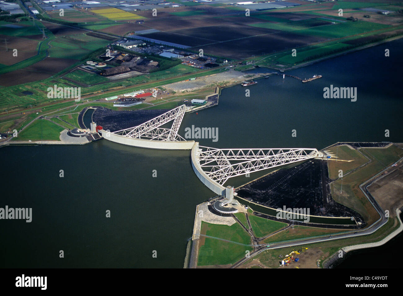 Niederlande, Rotterdam, geschlossen Sturmflutwehr Maeslant Sperre oder Maeslantkering genannt. Ein Teil der Deltawerke. Luft. Stockfoto