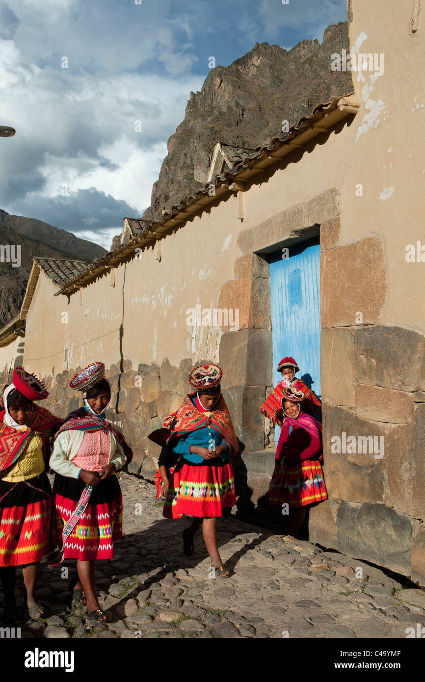 Peru, Ollantaytambo, Indian People aus Patacancha oder Patakancha in ihrer traditionellen Kleidung. Stockfoto