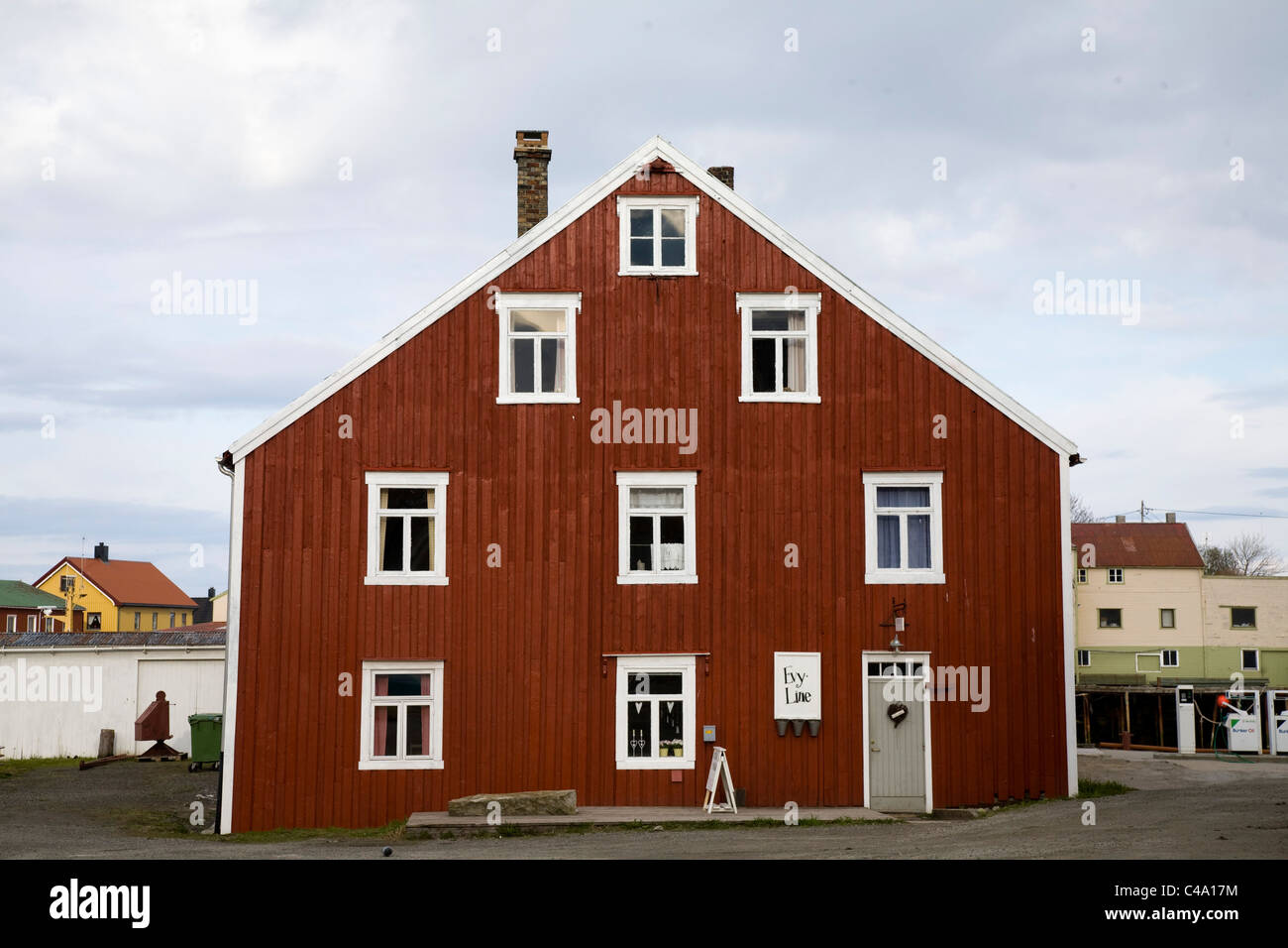 Foto von einem einzigartigen Holzhaus in Lofoten Norwegen Stockfoto