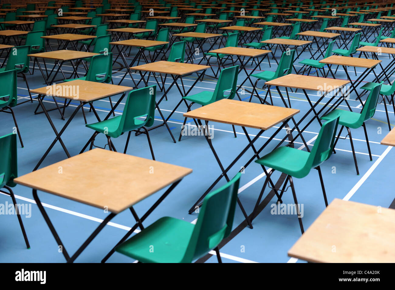 Leere Tische und Stühle für eine Schule oder Hochschule Untersuchung dargelegt Stockfoto