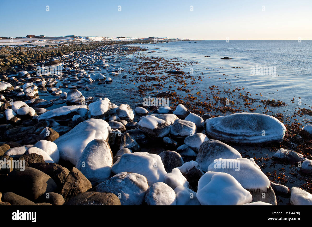 Felsstrand, Madland, Norwegen. Winter Schnee Eis Stockfoto