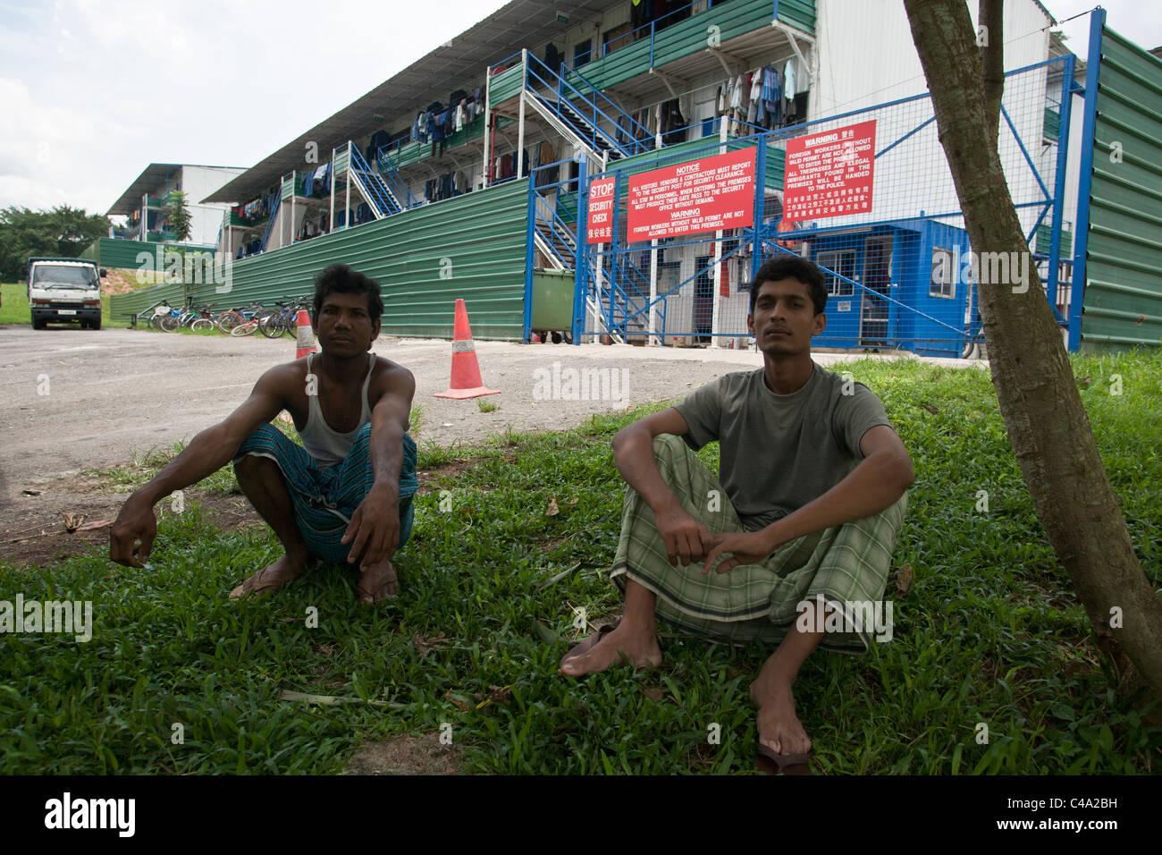 Sri Lanka Männer sitzen ein Wohnheim für ausländische Arbeitnehmer in Singapur Stockfoto