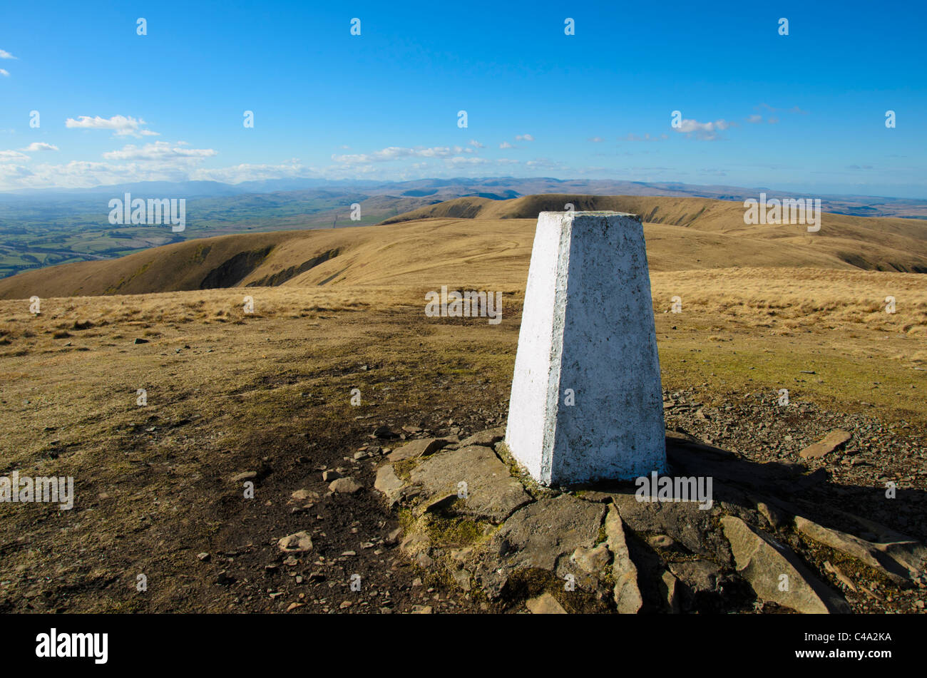 Trig Säule an der Wade, höchste Howgill Fells in Cumbria. Der Lake District Fells am westlichen Horizont. Stockfoto