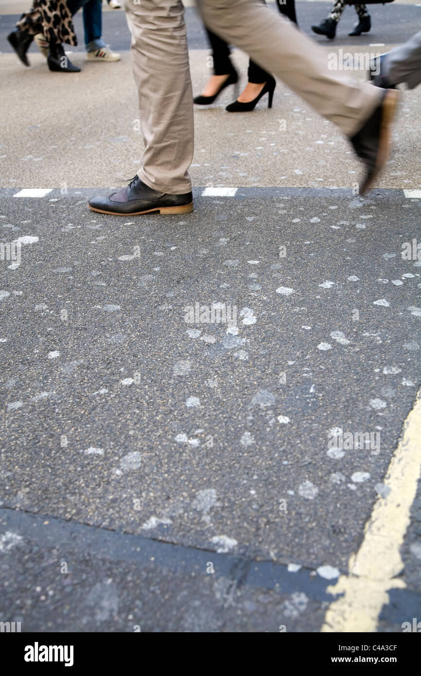 Füße / Menschen / Mannes Beine zu Fuß / zu Fuß über Kaugummi auf der Straße stecken, bei der Kreuzung von Oxford Street, London. VEREINIGTES KÖNIGREICH. Stockfoto