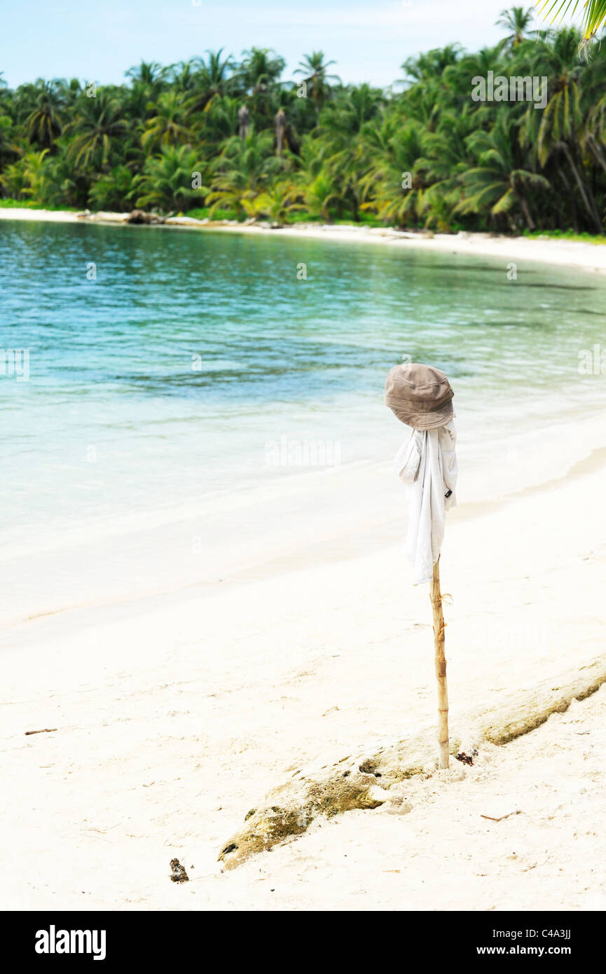 Blick auf Isla Iguana, wo jemand einen Stick und Kappe, eines der San Blas Inseln, eine Inselgruppe vor der Küste von Panama gepflanzt. Stockfoto