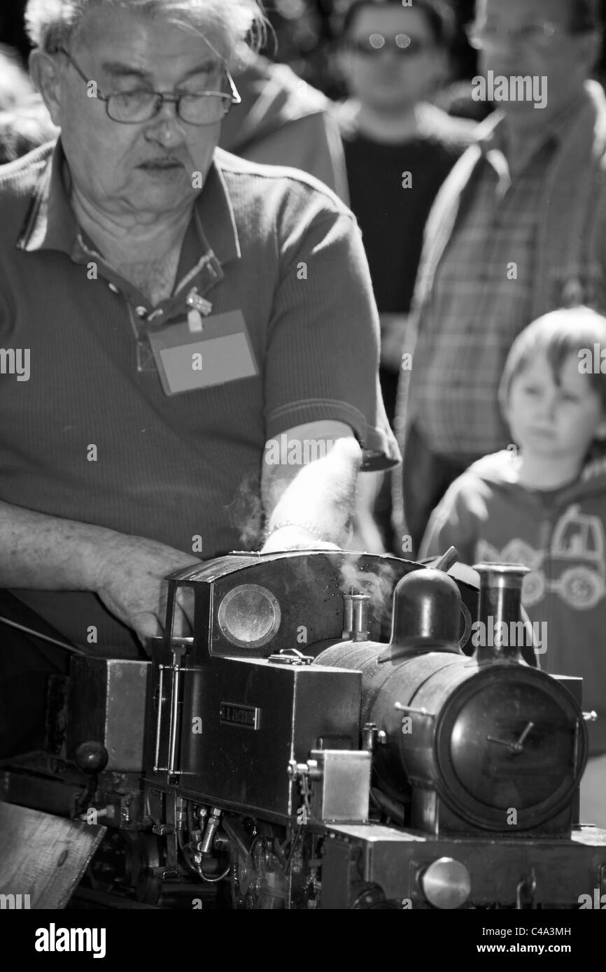 Ein Modell sitzen auf Dampfzug für Fahrten auf einer lokalen Messe im Sommer. Stockfoto