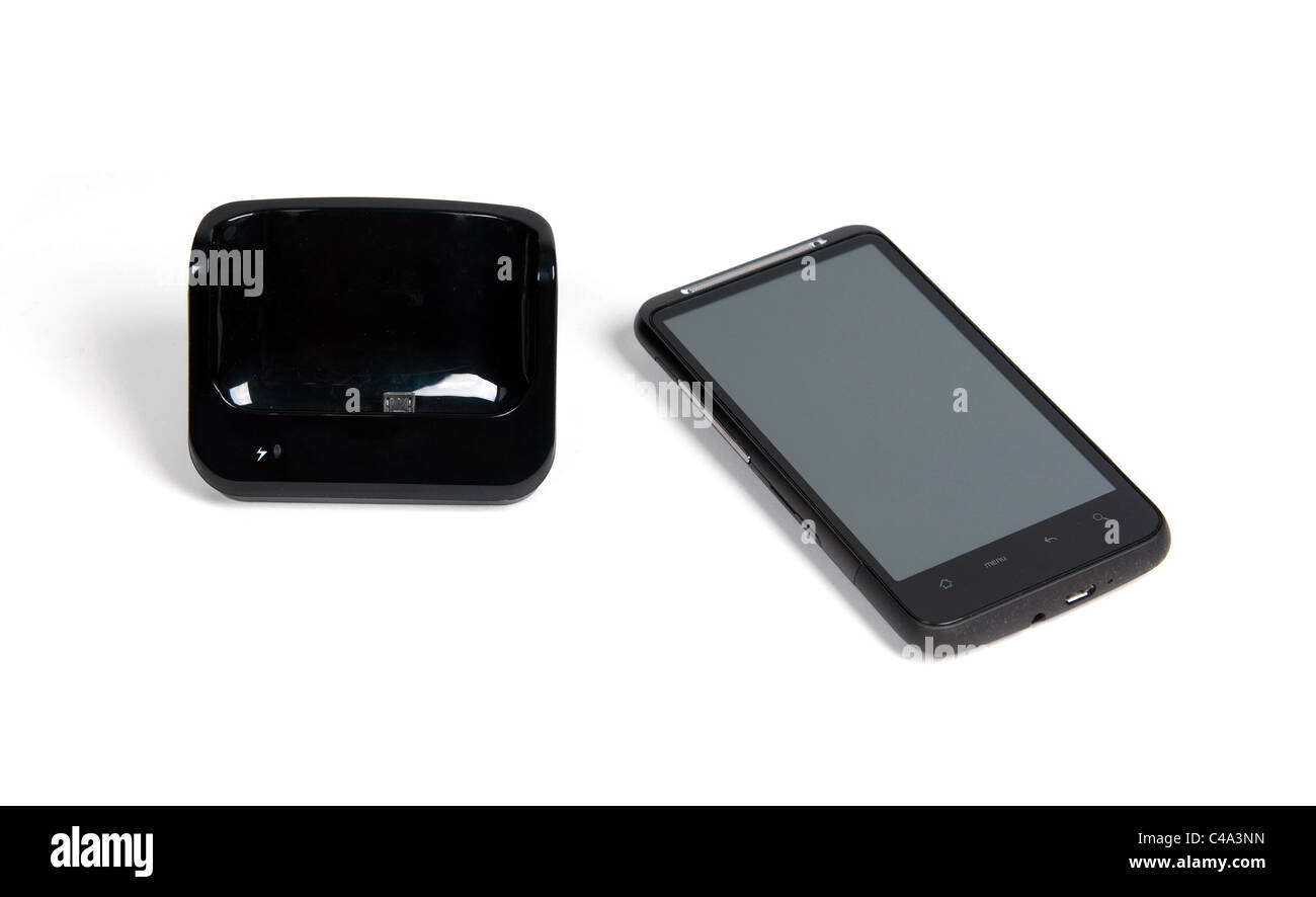 Smartphone mit Touchscreen und dock-Station isoliert auf weißem Hintergrund Stockfoto