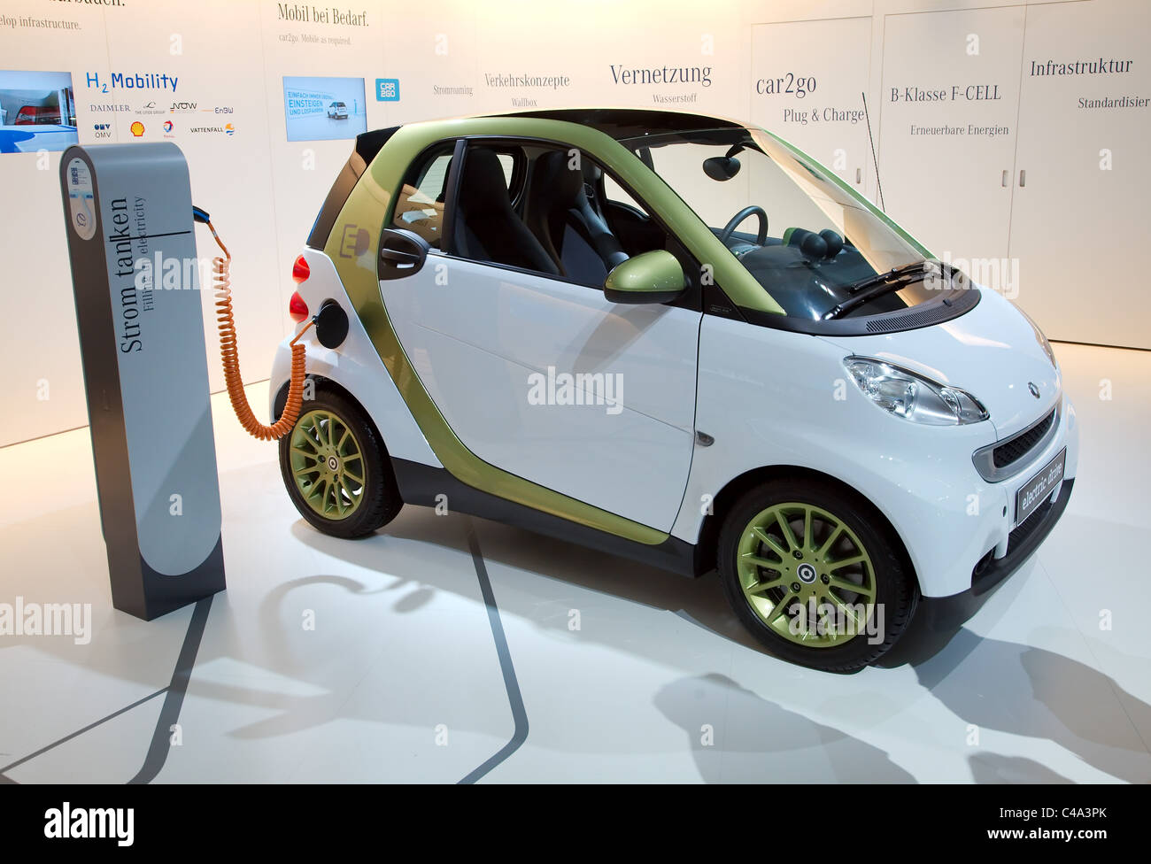 Mercedes Smart Fortwo Elektroantrieb mit Batterie-Ladegerät führt oder Ladekabel Stockfoto
