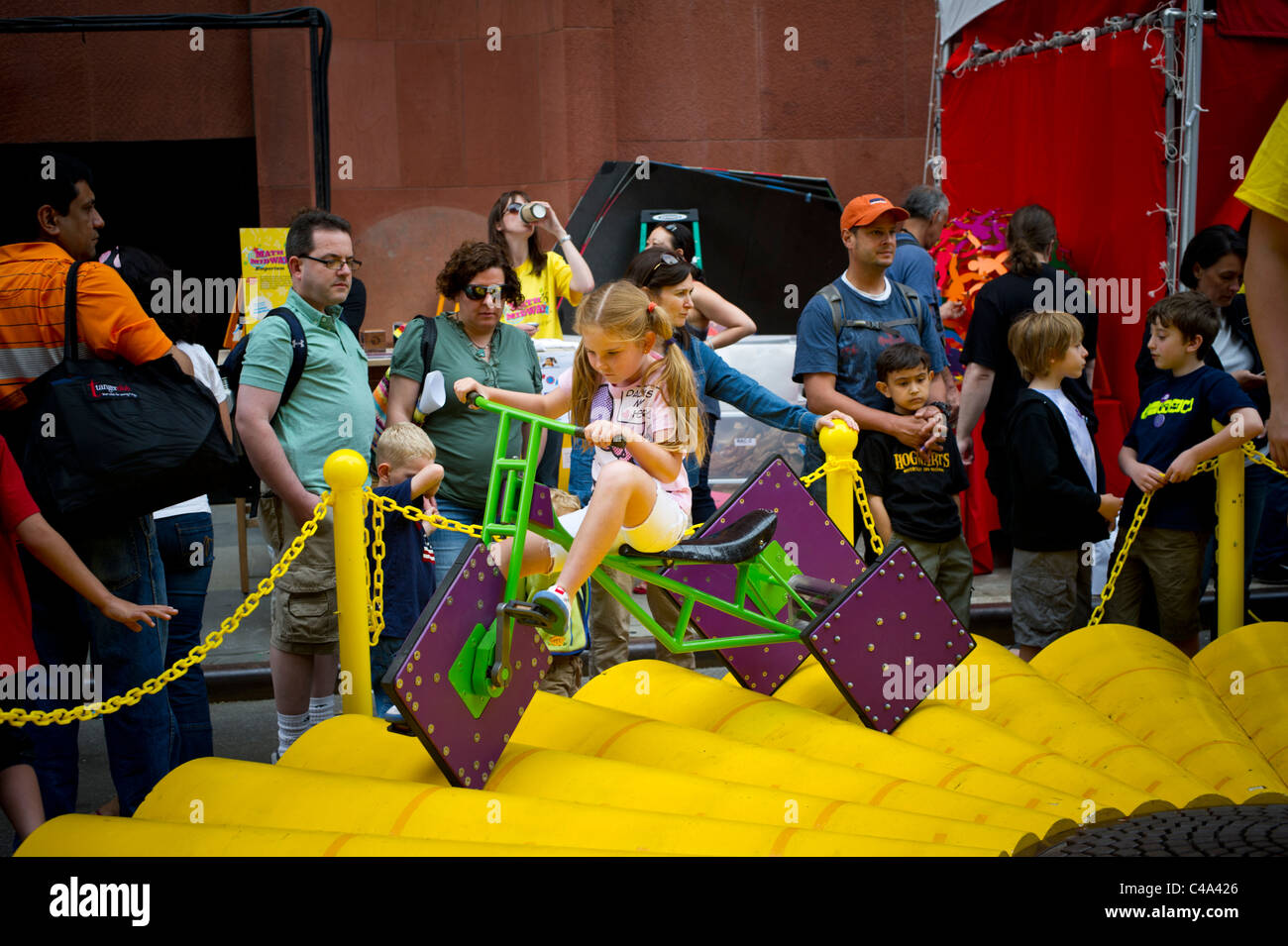 Besucher der World Science Festival Street Fair hausieren quadratischen Rädern Dreirad Stockfoto