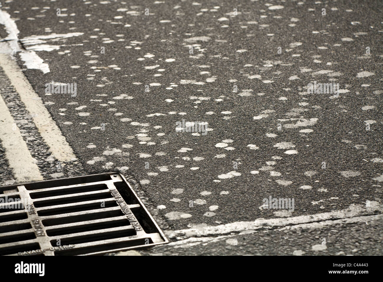 Kaugummi auf der Straße stecken / Straße in der Londoner Oxford Street. VEREINIGTES KÖNIGREICH. Stockfoto