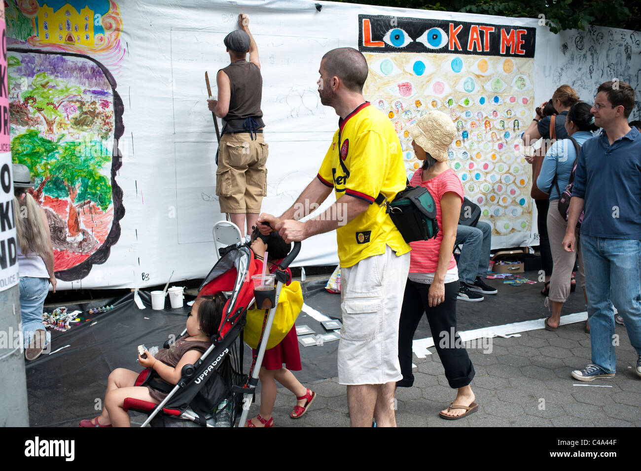 Heulen! Festival "Kunst im Park" um Tompkins Square Park im New Yorker East Village Stockfoto