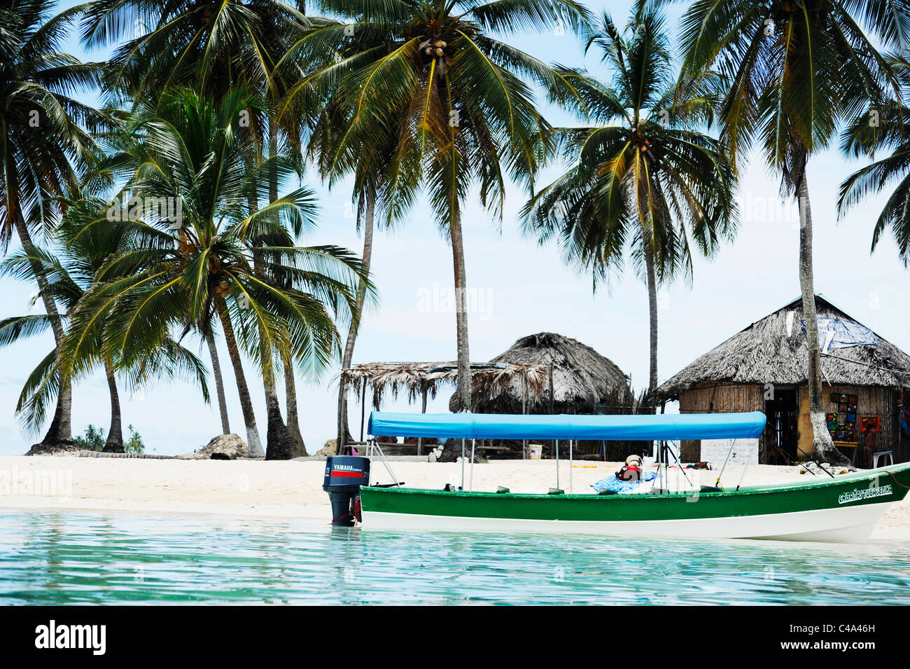 Blick auf ein Boot "geparkt" von Dog Island in den San Blas Inseln, ein Archipel vor der Küste von Panama Stockfoto