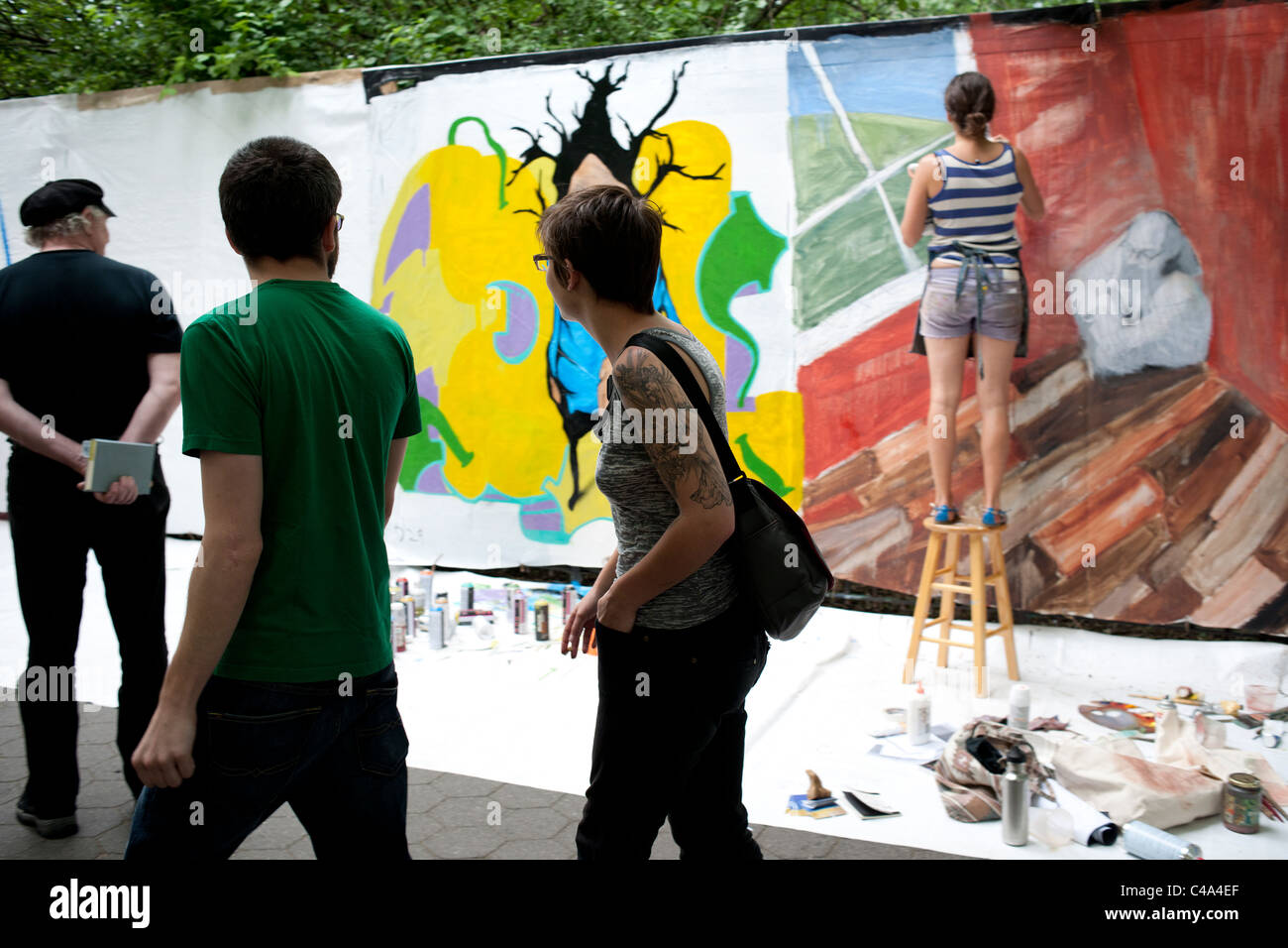 Heulen! Festival "Kunst im Park" um Tompkins Square Park im New Yorker East Village Stockfoto