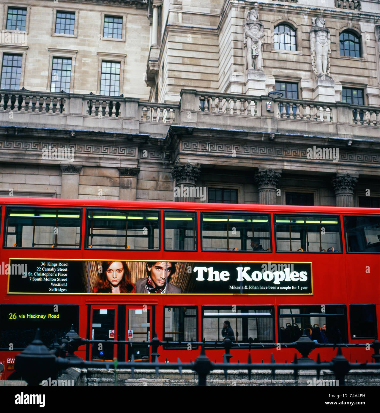Französische Mode Marke The Kooples Werbung auf der Seite einen roten Londoner Bus vor der Bank of England, London UK Stockfoto