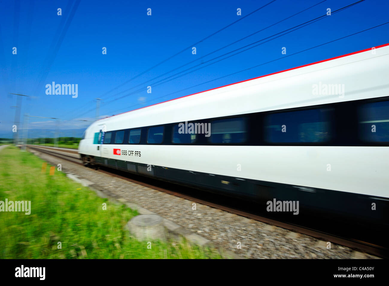 Ein Schweizer Zug. Bewegungsunschärfe verwendet, um Geschwindigkeit zu geben. Fokus auf das SBB-Logo SBB/CFF/FFS Stockfoto