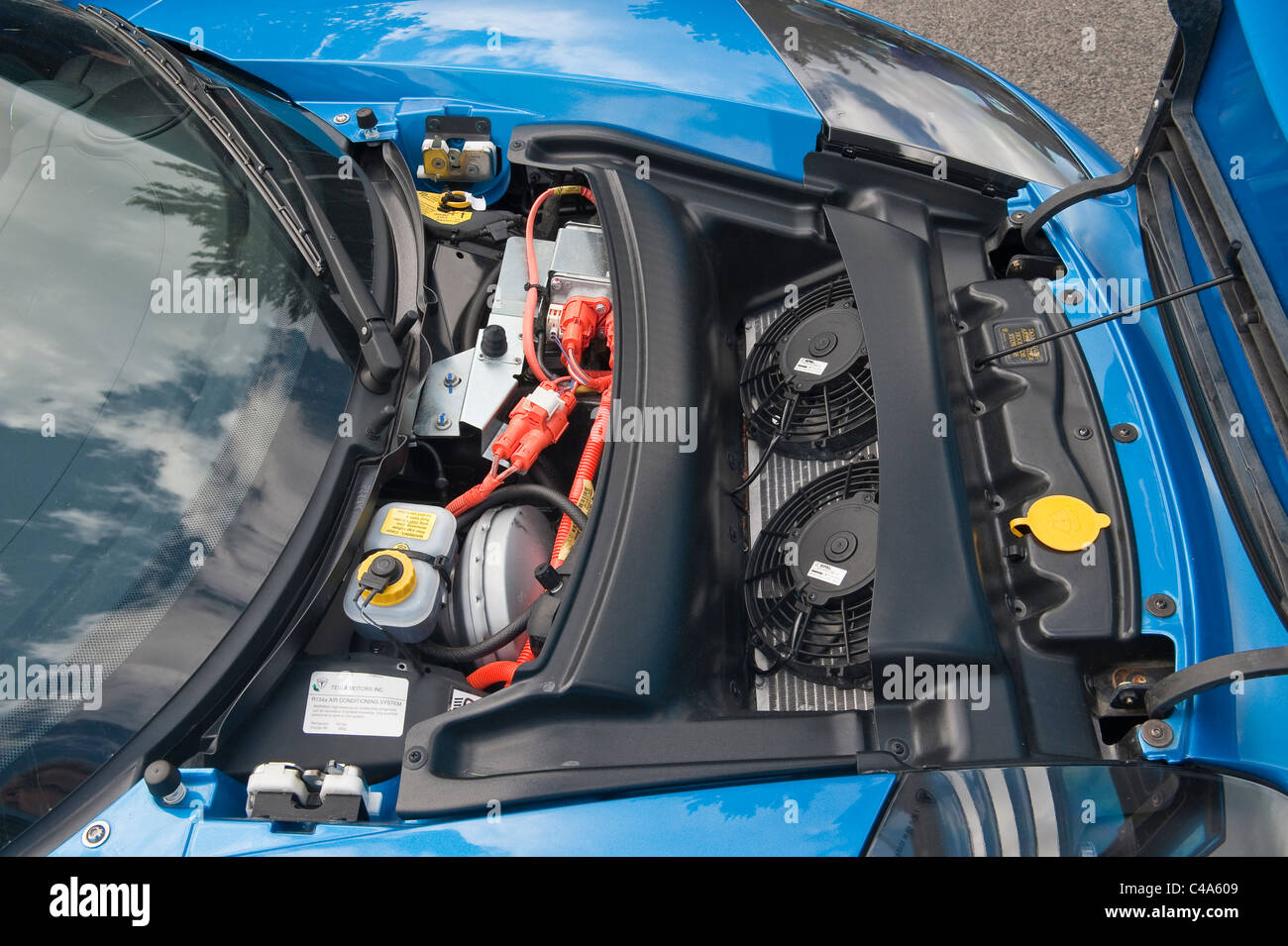 Elektroauto Tesla Roadster Sport. Ein Blick unter die Motorhaube Stockfoto