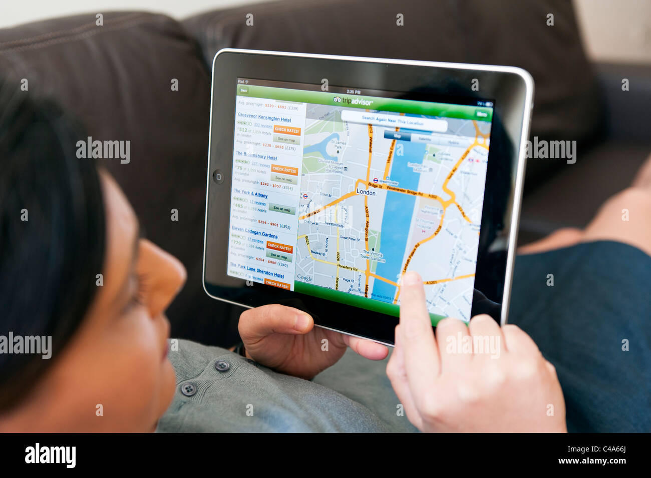 Nahaufnahme von Frau mit iPad digital Tablet-Computer, lesen, lesen Tripadvisor app Restaurants in London Bewertungen Stockfoto