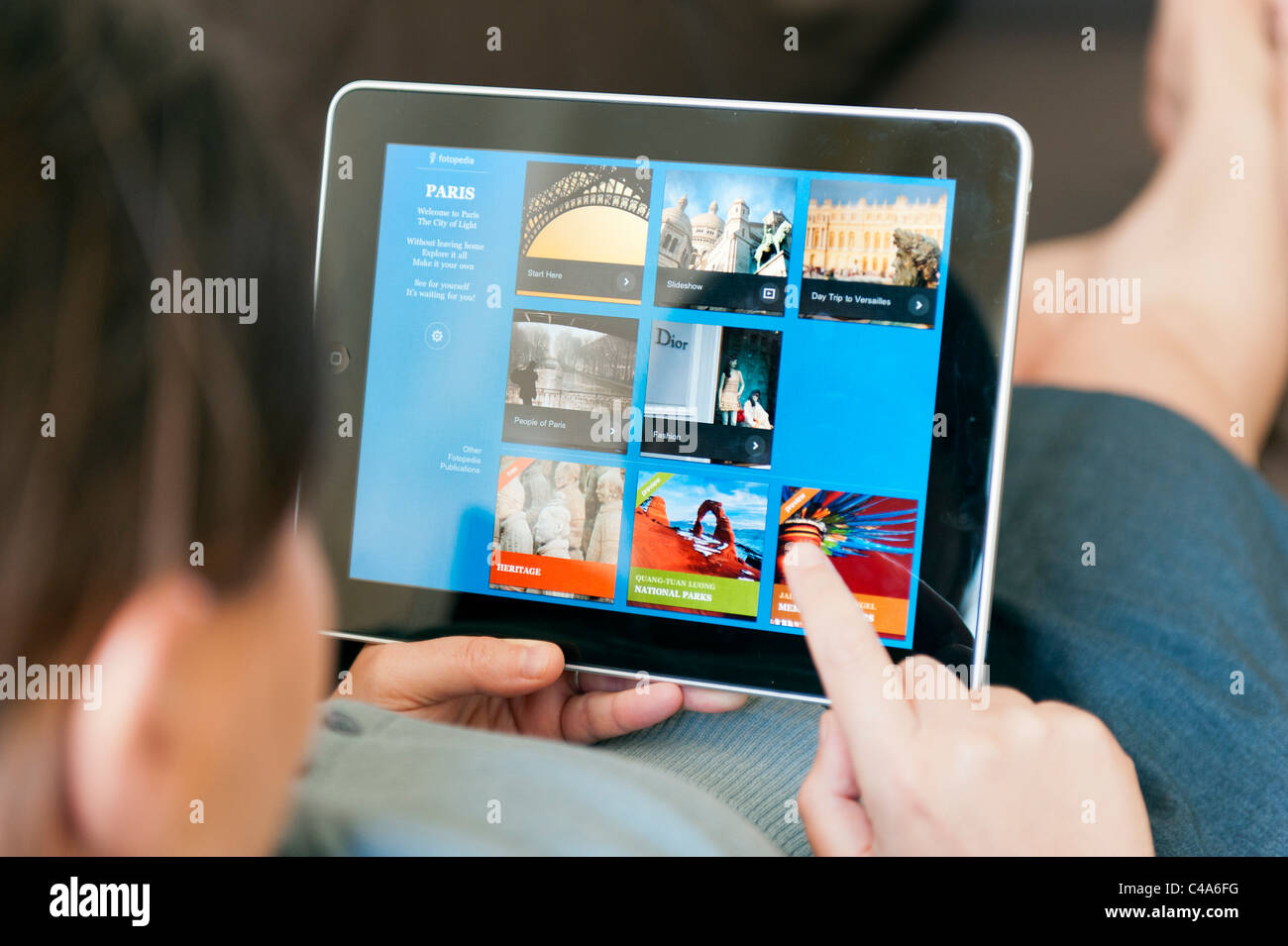 Nahaufnahme von Frau mit digitalen Tablet-Computer iPad app Reiseführer Fotopedia nach Paris zu lesen Stockfoto