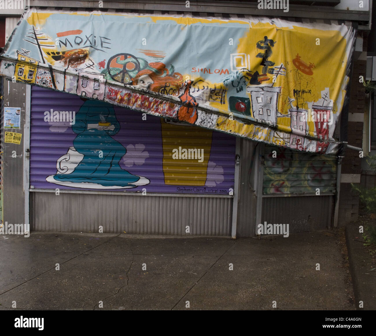 Beschädigt Markise shuttered Schaufenster in Brooklyn, New York. Stockfoto