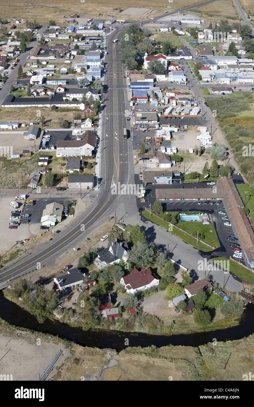 LUFTAUFNAHME. Die Stadt Bridgeport. Eastern Sierra Nevada, Mono County, Kalifornien, USA. Stockfoto