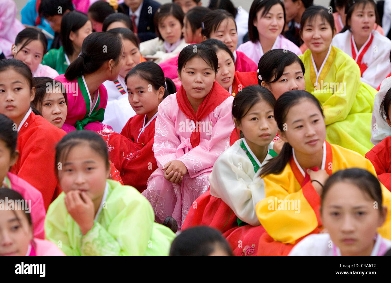 Gruppe von jungen Frauen mit traditionellen Kleid (joseon-Ot oder hanbok) in Pjöngjang Nordkorea (DVRK) Stockfoto